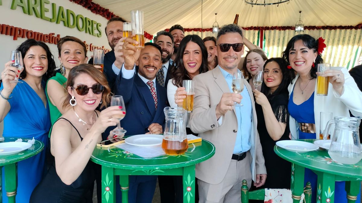 Amigos celebrando el inicio de la Feria.