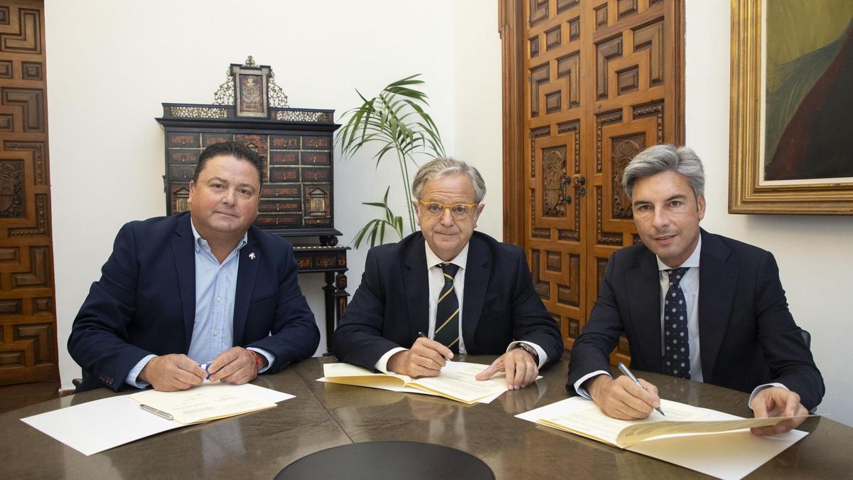 Antonio García (alcalde de Montemayor), Salvador Fuentes y Andrés Lorite firman el convenio.