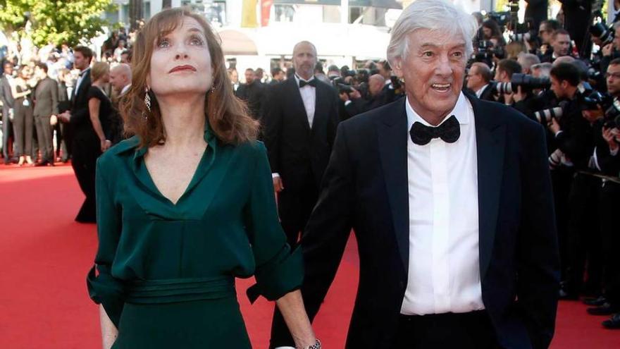 Isabelle Huppert y el director Paul Verhoeven, a su llegada al festival para presentar &quot;Elle&quot;.