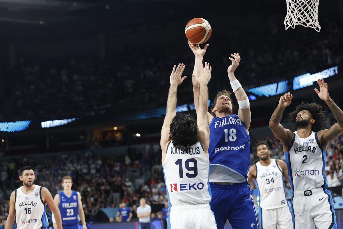 RIGA (Latvia), 14/09/2025.- Tyler Dorsey (R) and Dimitrios Katsivelis (L) of Greece and Mikael Jantunen of Finland in action during the FIBA EuroBasket 2025 bronze medal basketball match between Greece and Finland in Riga, Latvia, 14 September 2025. (Baloncesto, Finlandia, Grecia, Letonia) EFE/EPA/TOMS KALNINS