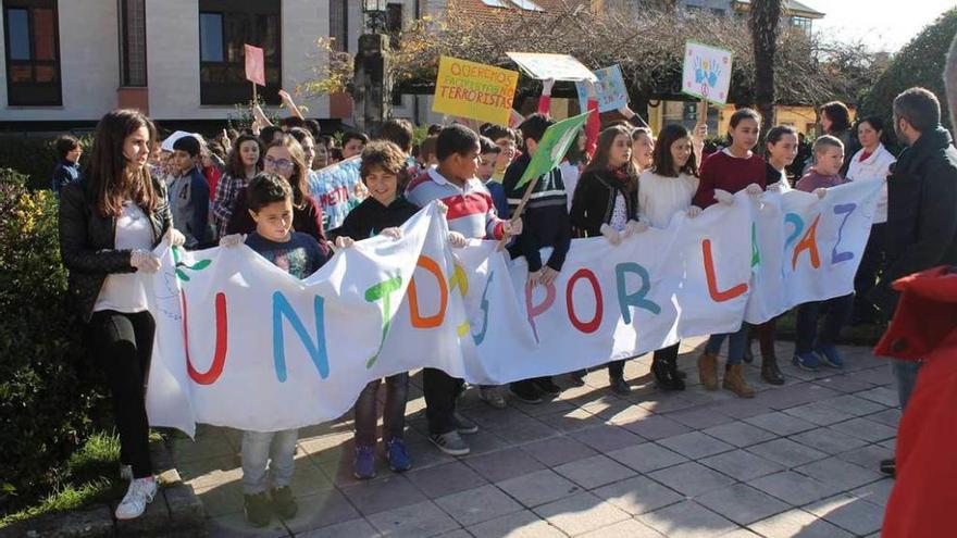 Los alumnos con una pancarta durante el acto de ayer.
