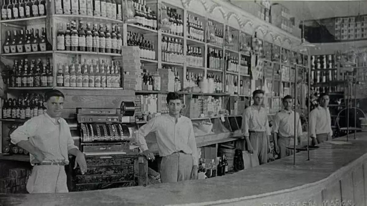 Colmado de Francisco Lavandero en Santo Domingo, donde aparecen como dependientes Luis Prida, Ernesto Vitienes y Manuel González Cuesta, entre otros. / &quot;Una historia compartida&quot;