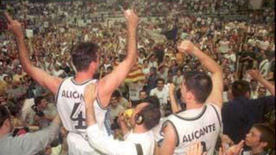 Una imagen de la celebración del primer ascenso del Lucentum CB a la ACB