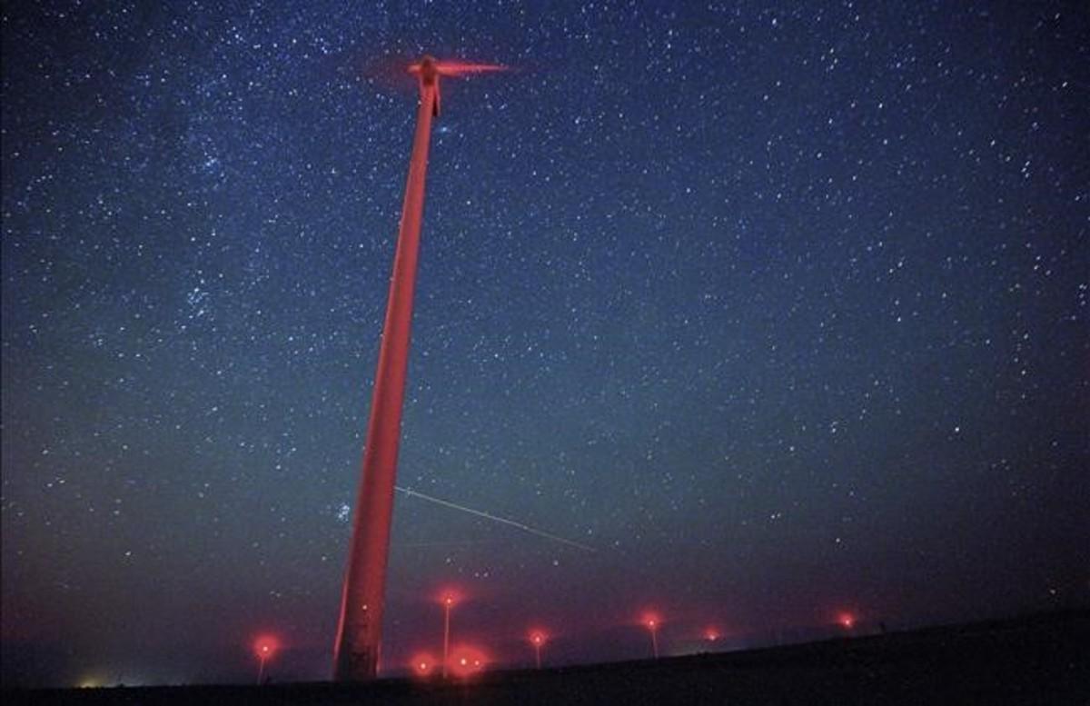 Lluvia de perseidas desde el parque eólico de Saint Nikola, Kavarna, Bulgaria.