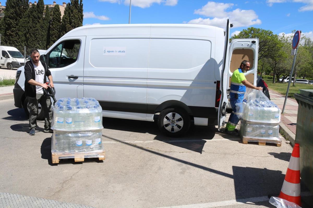 Reparto de agua embotellada en Alcalá de Henares por la avería, en fotos