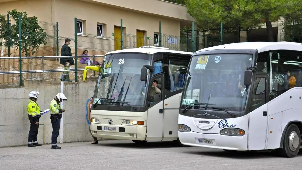Imagen de archivo de dos autocares de transporte escolar.