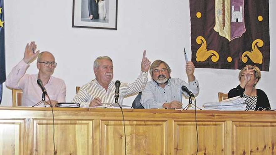 Imagen de una votación durante el pleno de Consell.