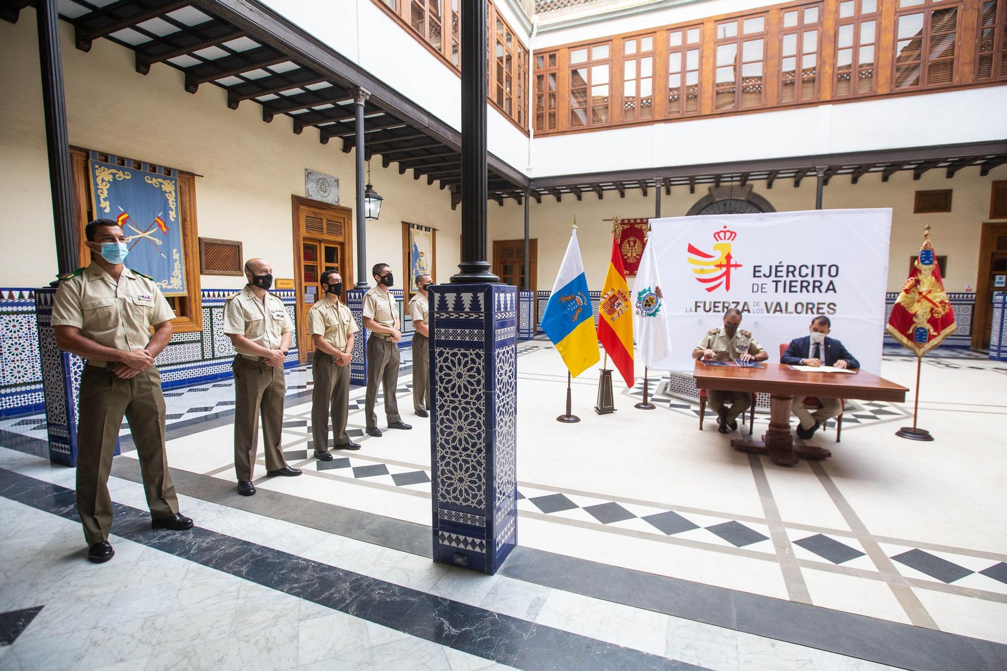 Firma del acuerdo entre el Ministerio de Defensa y el Ayuntamiento de Santa Cruz para prestar el puente Bailey en San Andrés