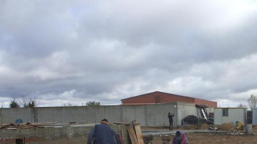 Operarios trabajan en las obras de adecuación del vaso de la piscina.