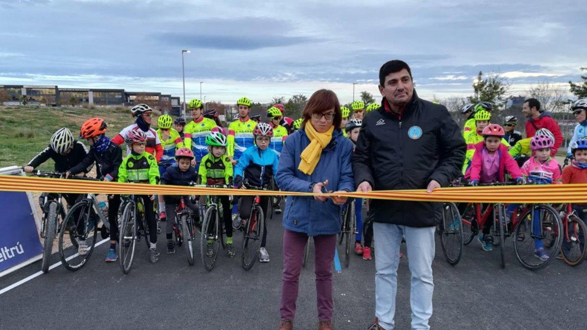 Casi un centenar de niños y niñas rodaron por el nuevo circuito de ciclismo de Vilanova