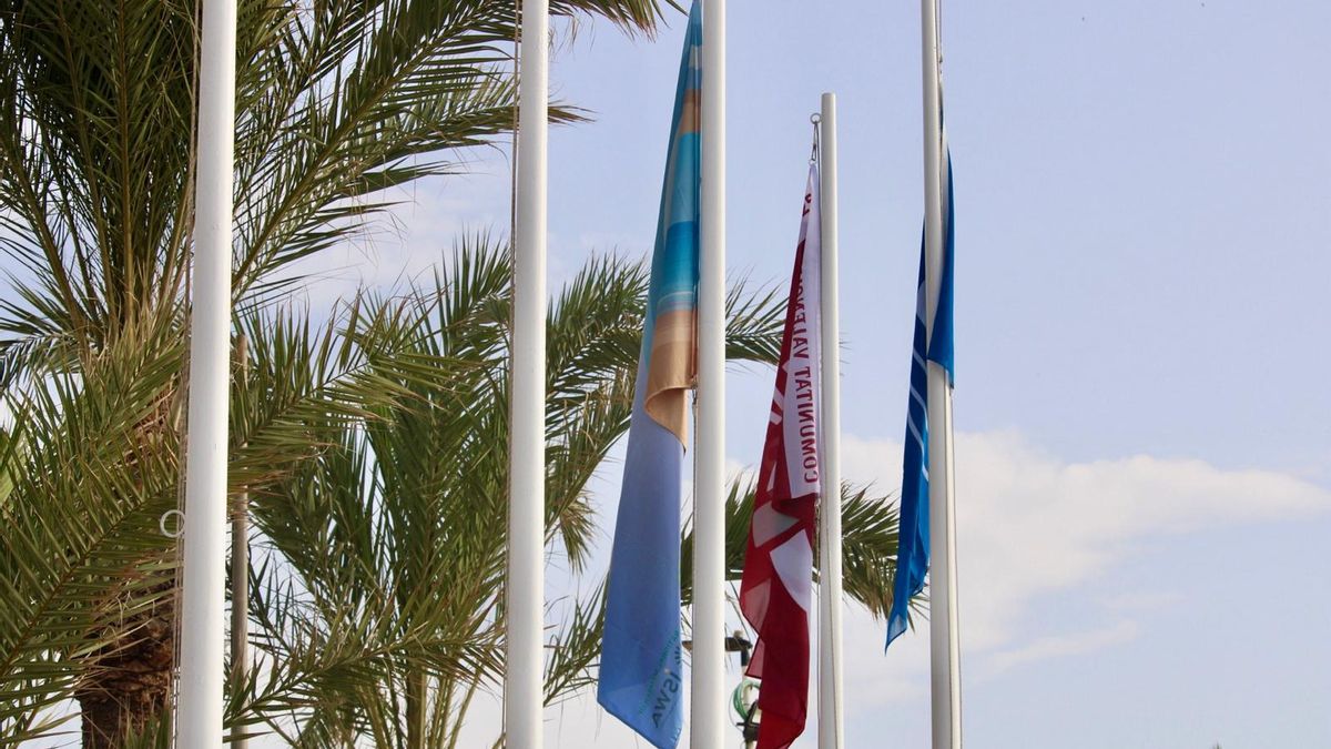 Las enseñas Azul, Qualitur, Ecoplayas, Playas sin humo e ISO, que certifican la calidad del agua, instalaciones y servicios de El Campello