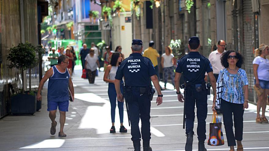 Agentes de la Policía Local, fotografiados ayer en una calle de la capital murciana.
