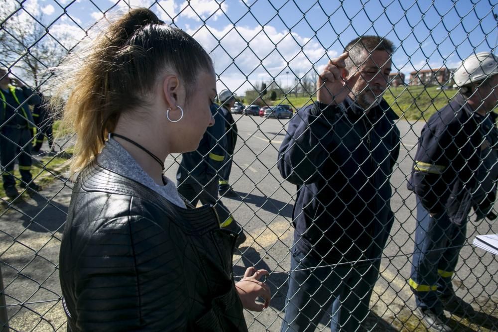 Visita a los familiares a los trabajadores encerrados en las instalaciones de Alcoa