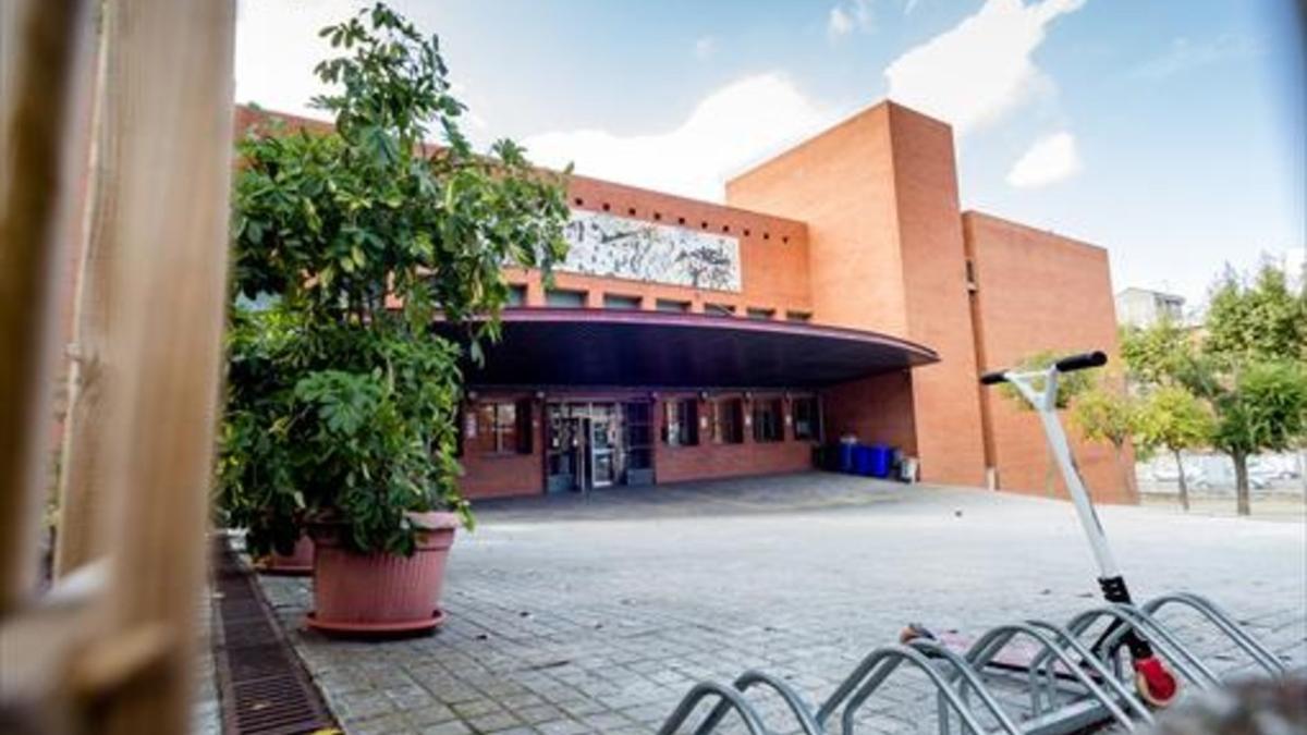 Fachada del colegio público Joan Abelló de Mollet del Vallès, donde el maestro trabajó varios años.