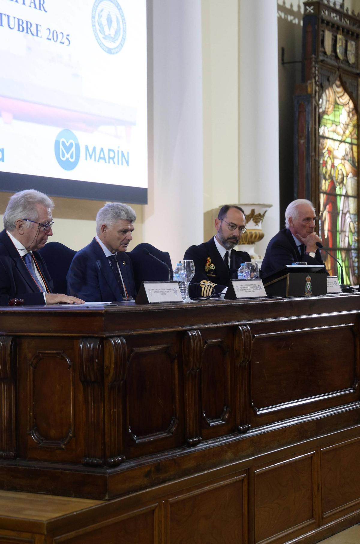 Mesa de bienvenida al encuentro técnico de los ingenieros navales.