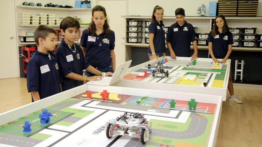 Els dos equips treballant en els robots a l&#039;escola Innova&#039;t de Girona