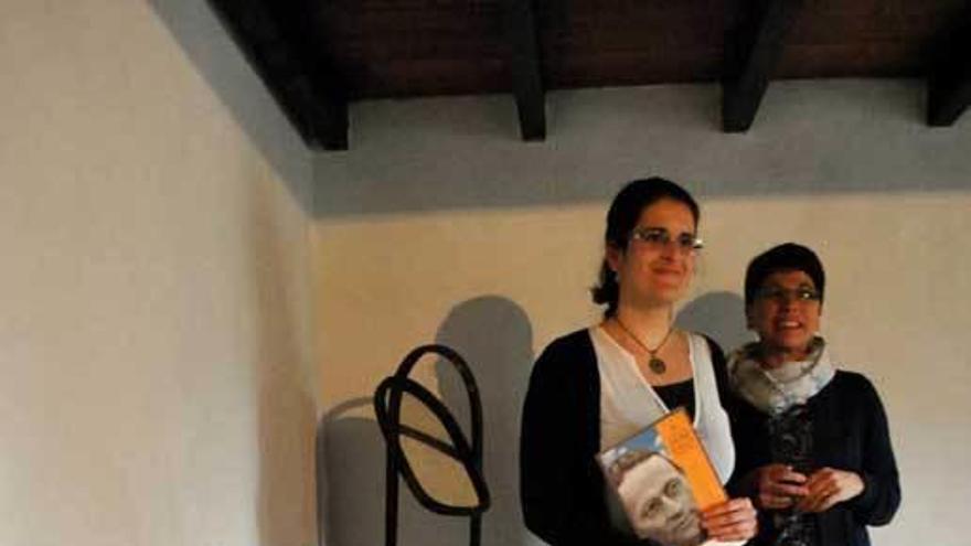 Esther Méndez y Paula Fernández, en la casa del Padre Galo.