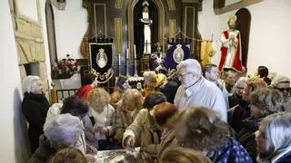 VÍDEO: Gijón venera al Cristo Redentor en la capilla de La Soledad