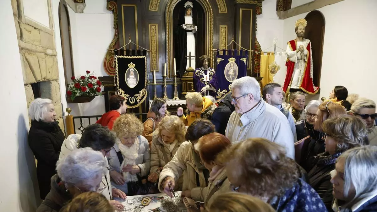 Gijón venera al Cristo Redentor en la capilla de la Soledad: "Es el 'Señor de Madrid', pero también el de Cimavilla"
