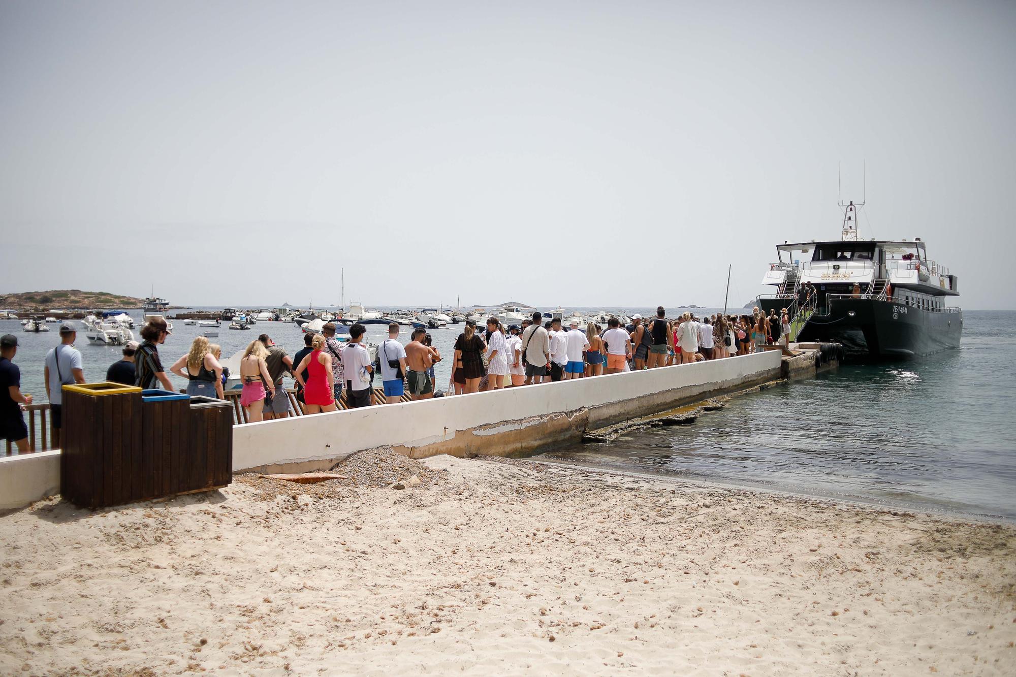 Los ‘party boats’ esquivan la ley contra el turismo de borrachera y sirven barra libre en Ibiza