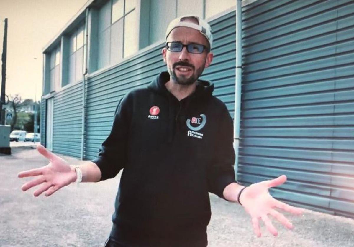 El técnico Dan Petts y la filóloga Alba Fernández.