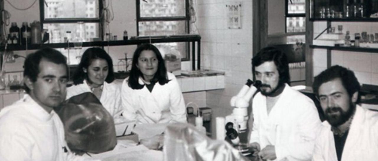 Por la izquierda, Luis Gutiérrez Celorio (alumno), Nuria Anadón (profesora), Florentina Álvarez Marqués (alumna),  Juan Luis Martínez (alumno) y Francisco Ocharán (alumno recientemente fallecido), en el laboratorio de Zoología  en el año 1973. Todos ellos acabaron siendo profesores en la Facultad de Biología.