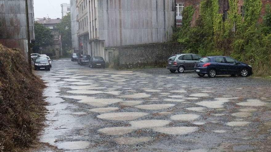 La sucesión de baches del pavimento se agrava con la lluvia. // Bernabé/Cris M.V.