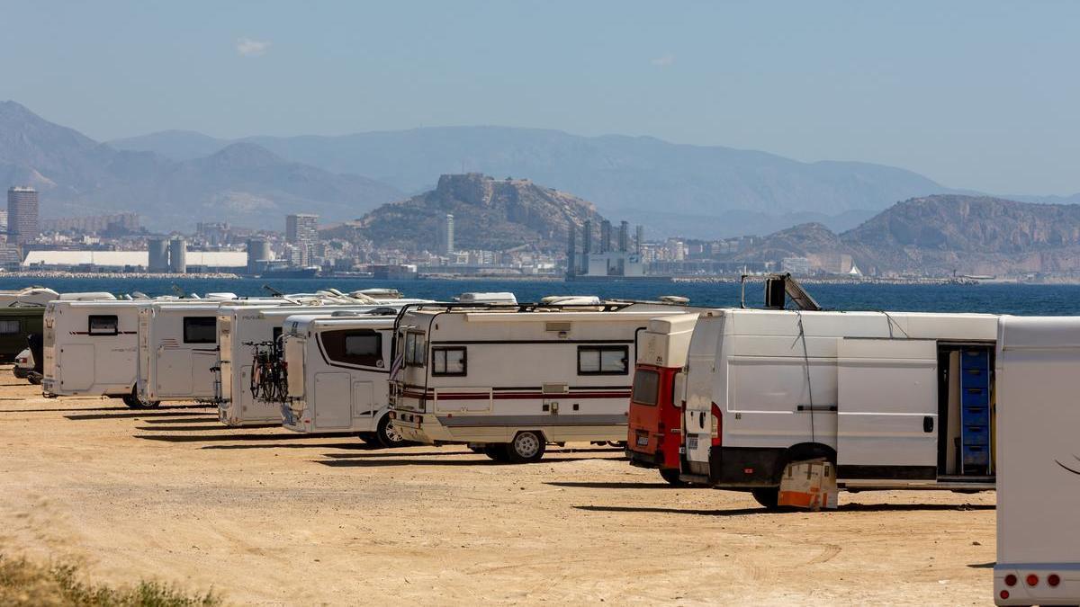 Autocaravanas, hoy en el aparcamiento situado en la entrada de Urbanova