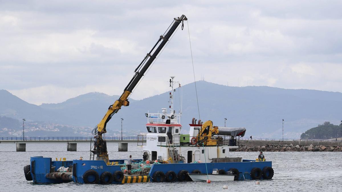 Trabajos de preparación del tren de fondeo del puerto de Canido.