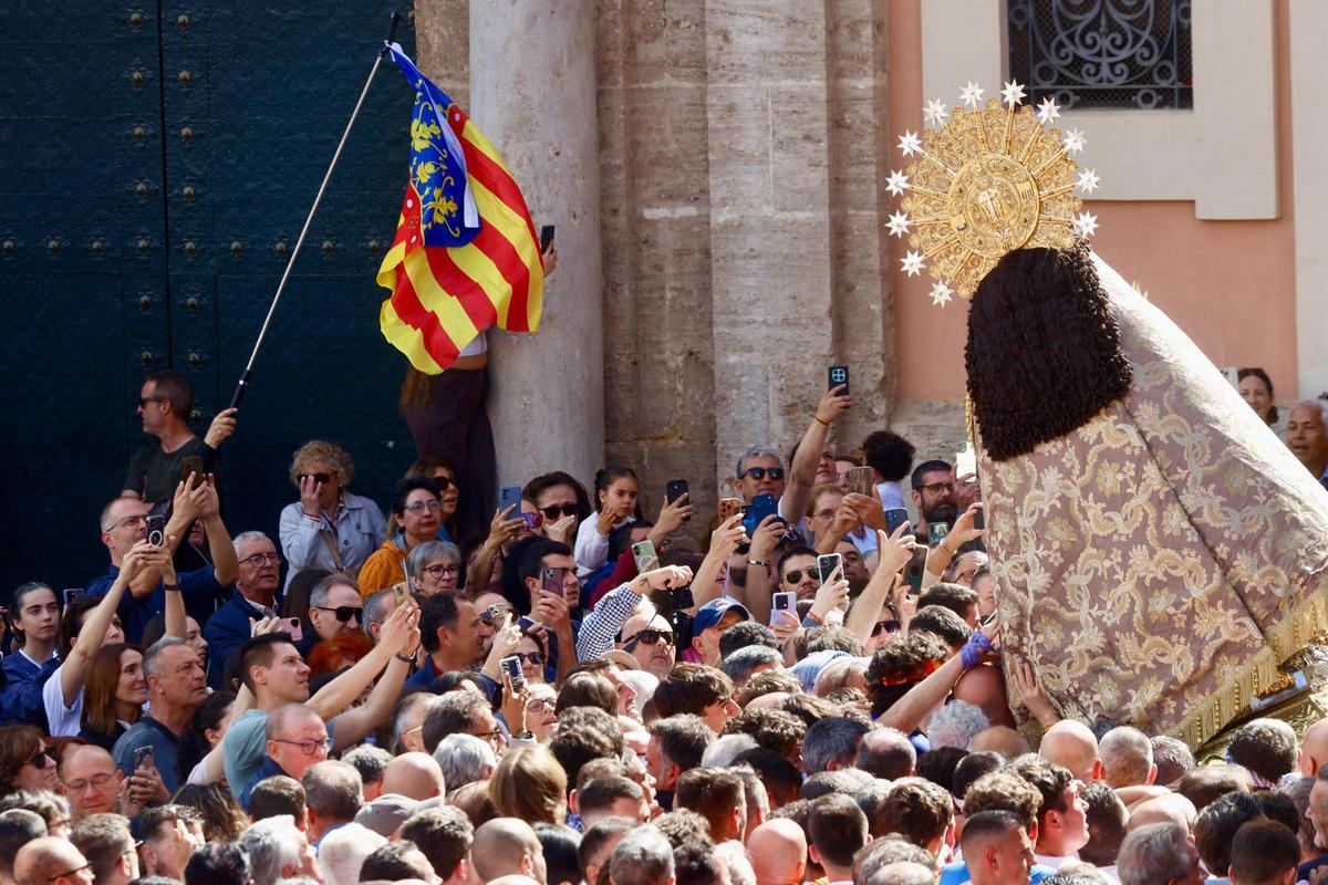La Virgen sale al Traslado con un manto "Terreta" donado por la fallera mayor de València