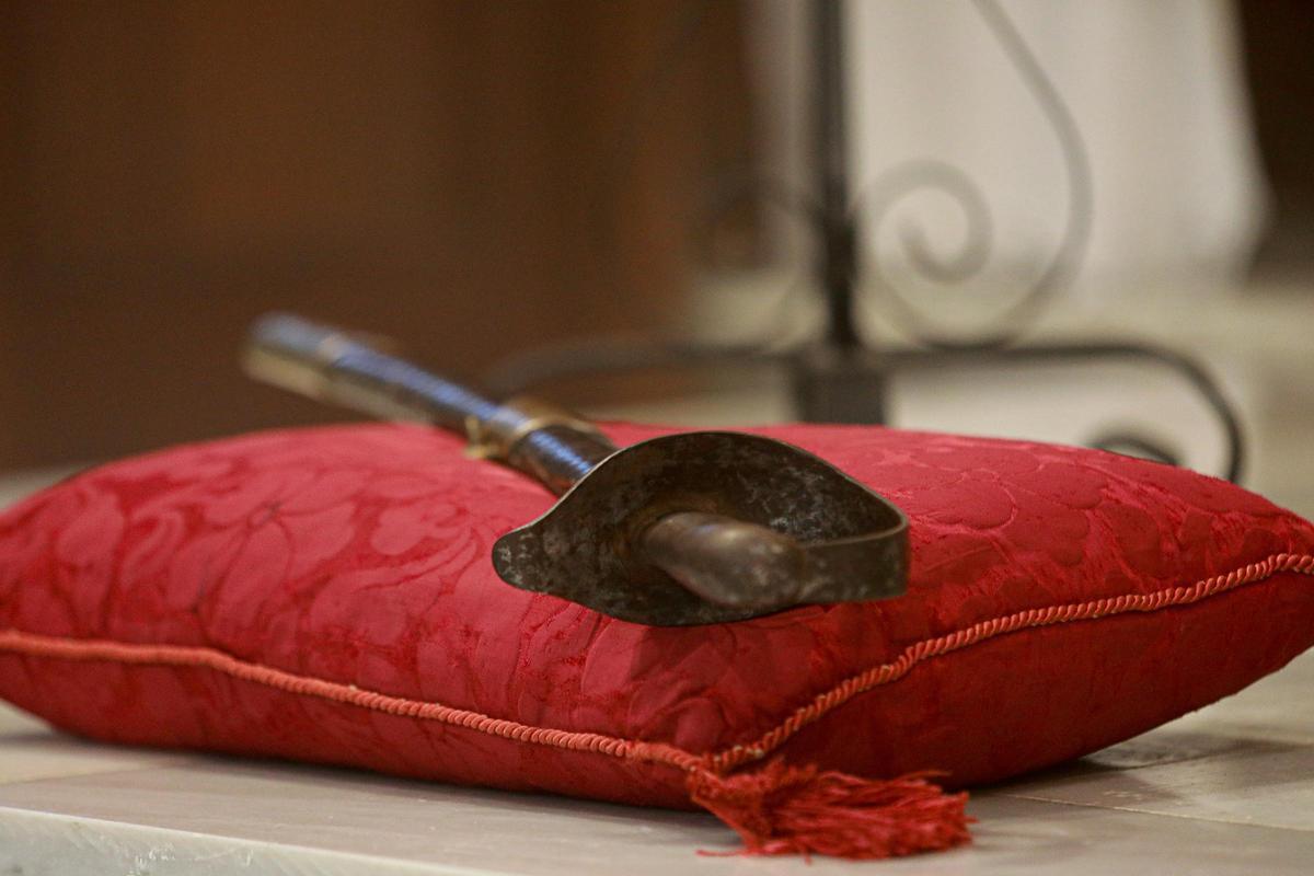El sable de Antoni Riquer i Arabí estuvo expuesto durante la misa el año pasado.