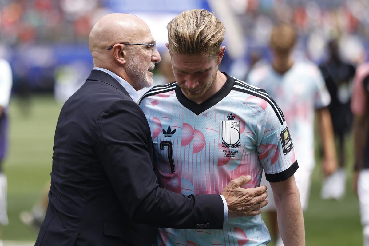 Luis de la Fuente consuela a Kevin De Bruyne, el capitán de Bélgica, al marcharse del campo al final del partido.