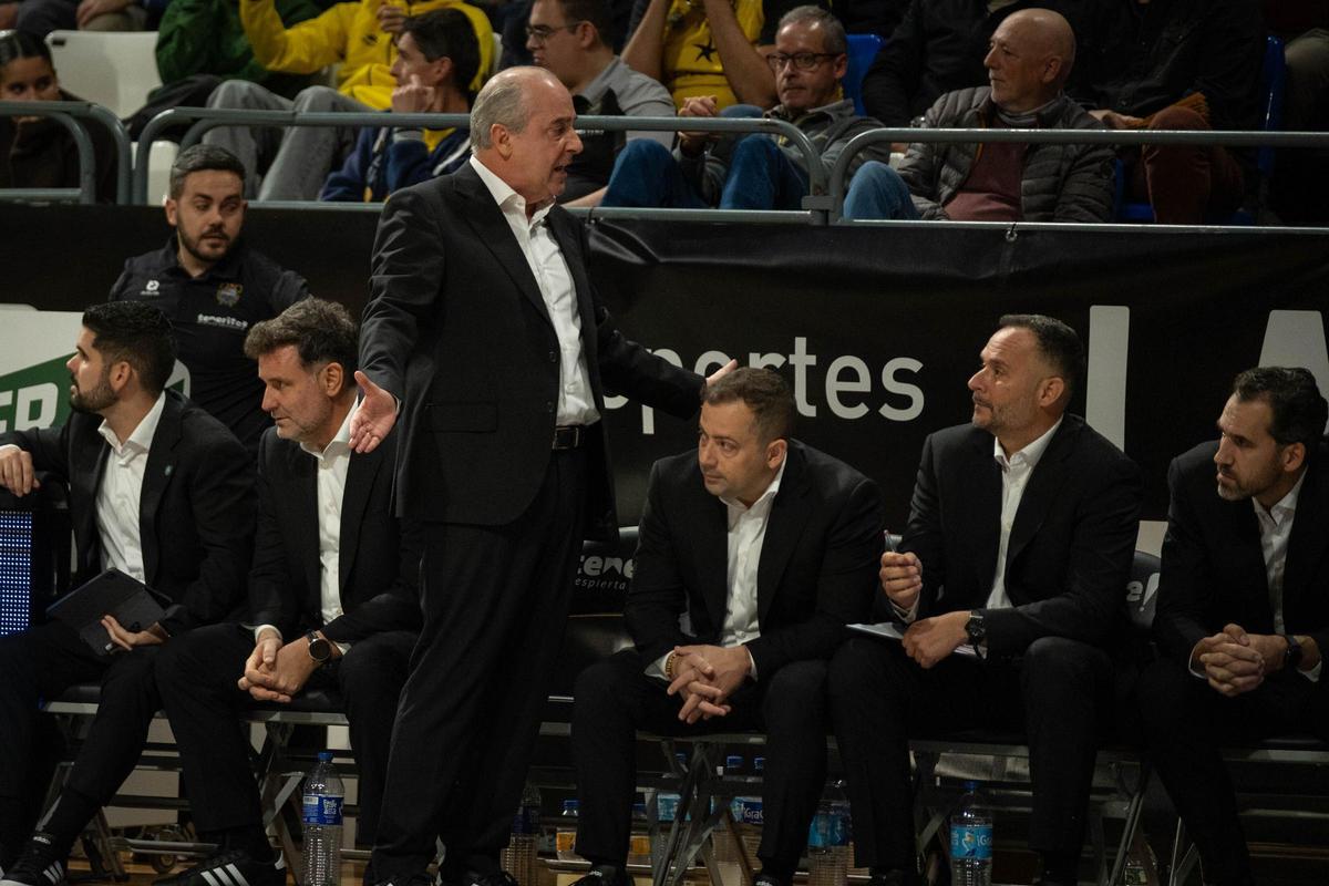 Vidorreta se dirige a sus ayudantes durante el choque frente al Lleida.
