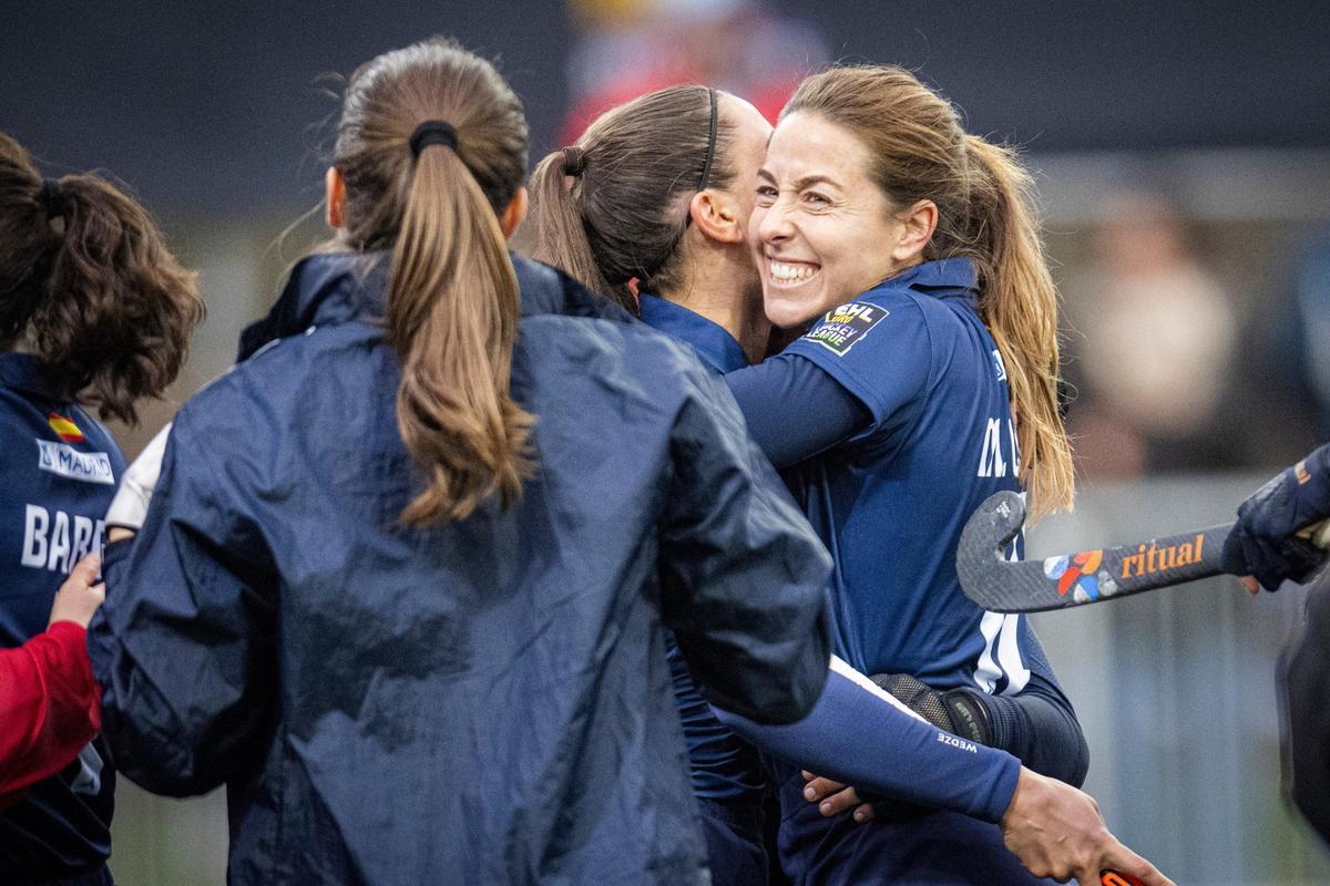 María López celebra la clasificación para semifinales con sus compañeras.
