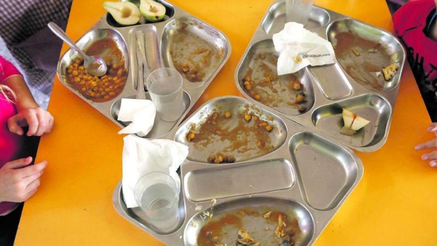 Famílies denuncien que el Consell els deu 57.030 € en beques de menjador escolar