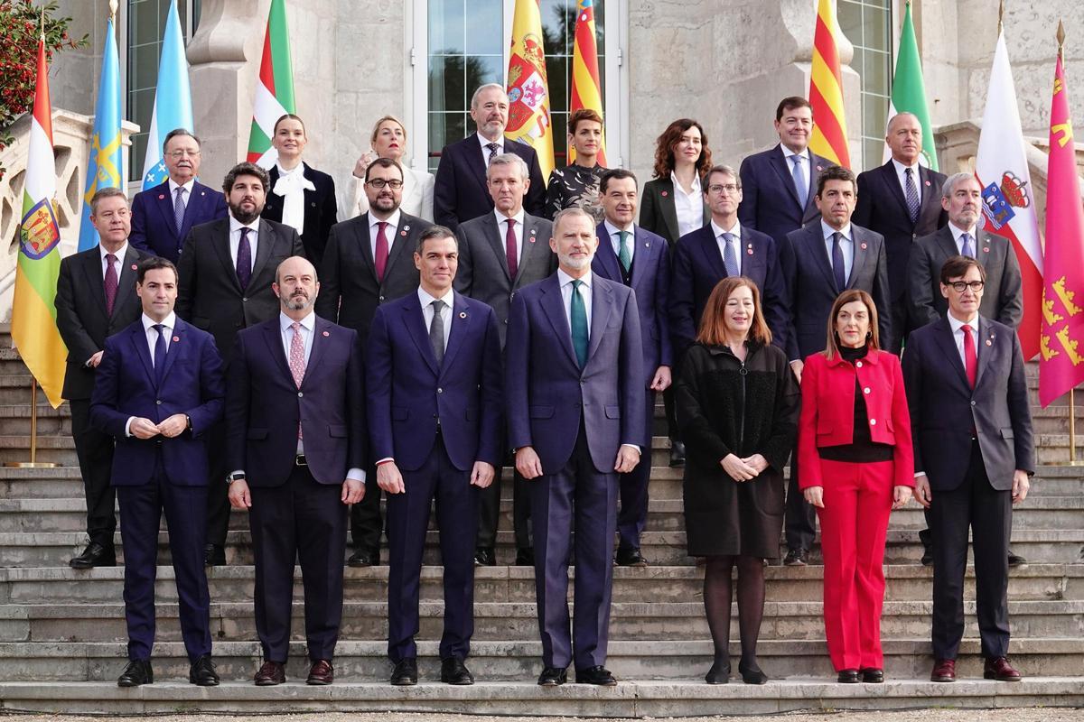 El presidente del Gobierno, Pedro Sánchez y el Rey, Felipe VI, en el centro de la imagen durante la foto de familia a su llegada a la XXVII Conferencia de Presidentes.
