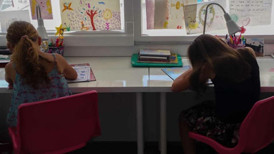 Dos niñas realizando los deberes.