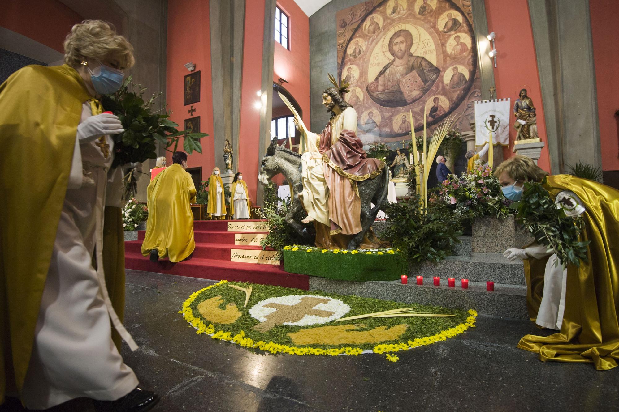 Semana Santa A Coruña 2021 | Misa y bendición de Ramos con La Borriquita en el interior