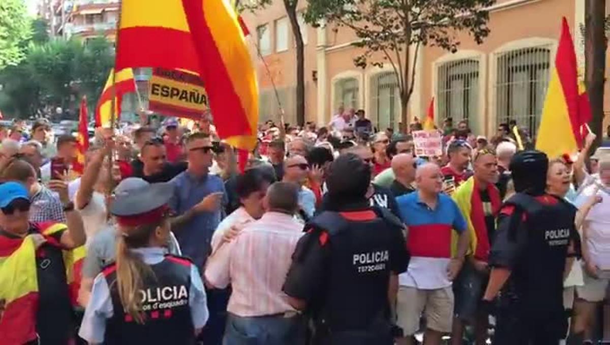 Manifestacions davant la comandància de la Guàrdia Civil a Barcelona.