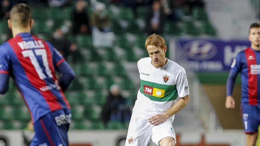 Álex Fernández, durante una acción del Elche-Huesca