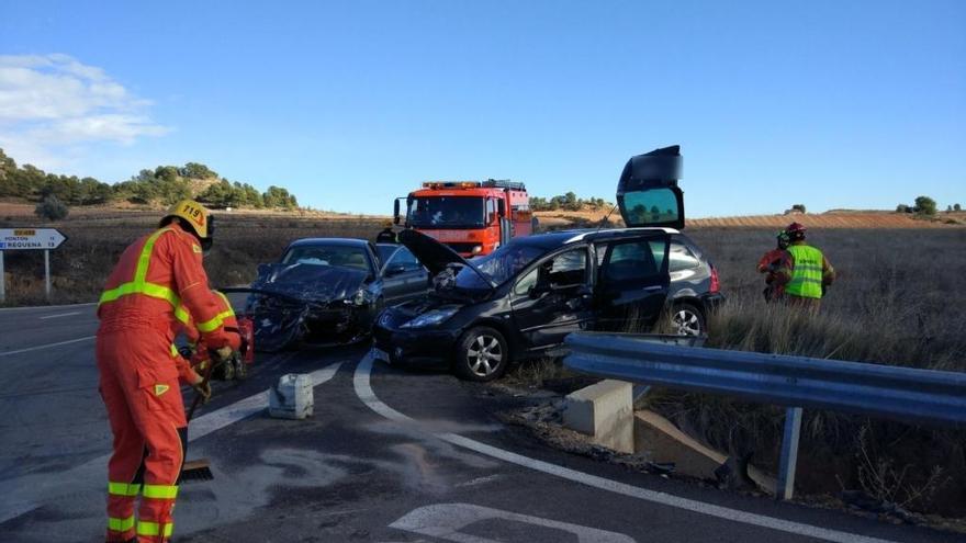 Heridos una mujer, una chica y un menor al chocar dos coches en Venta del Moro