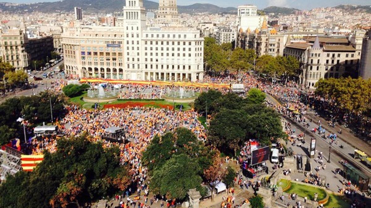 Vista aérea de la plaza de Catalunya, con miles de manifestantes.