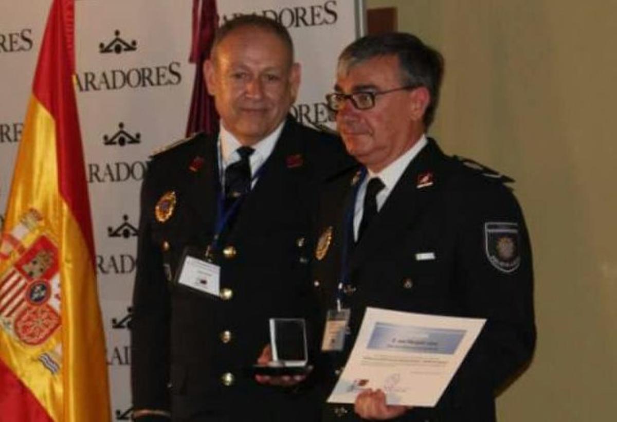 José Marqués, a la derecha, durante la entrega de una de sus menciones.