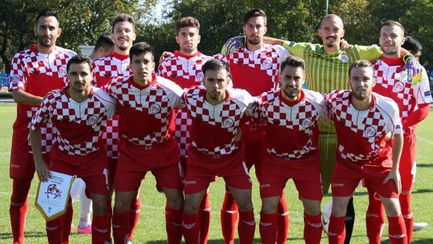 Juanan, jugador del combinado de Castilla y León, posa con Rogelio Lorenzo y Alfredo Santa Cecilia