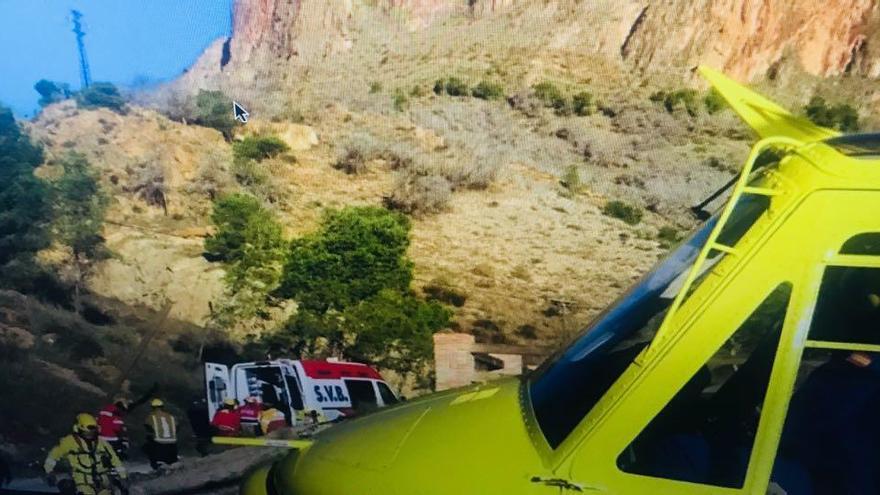 Montan un campamento en plena Sierra para que pase la noche una senderista lesionada