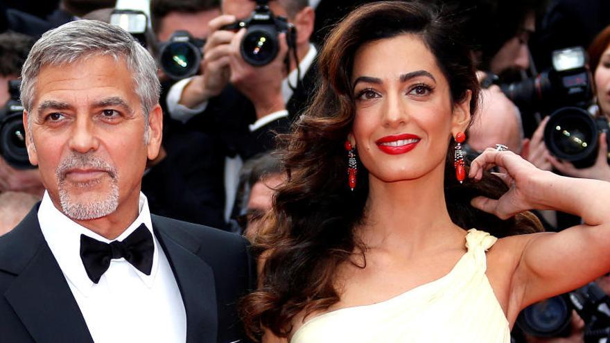 Clooney junto a su mujer Amal.