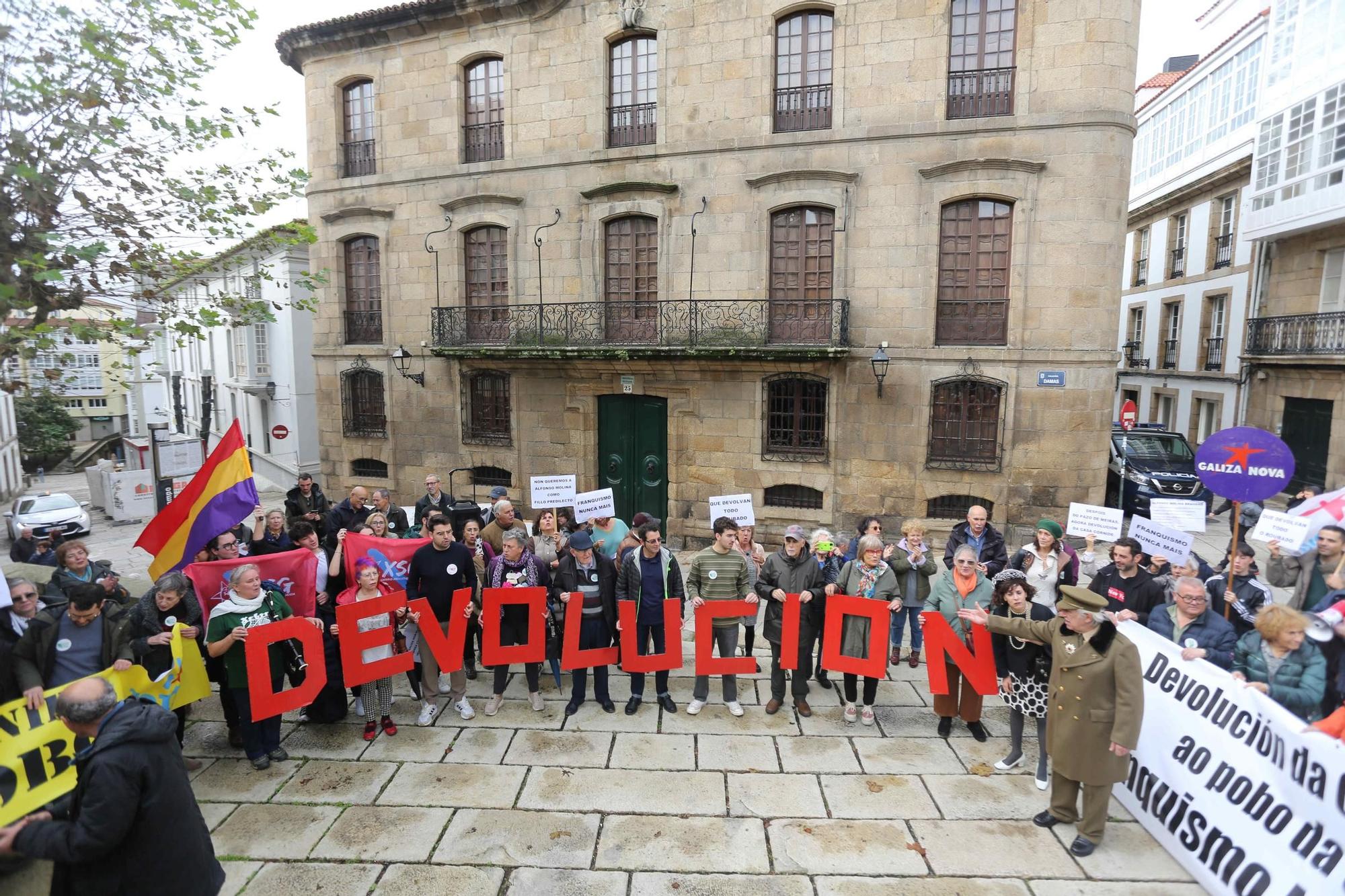 Protesta en A Coruña para reclamar la devolución de la Casa Cornide: "Franquismo nunca más"