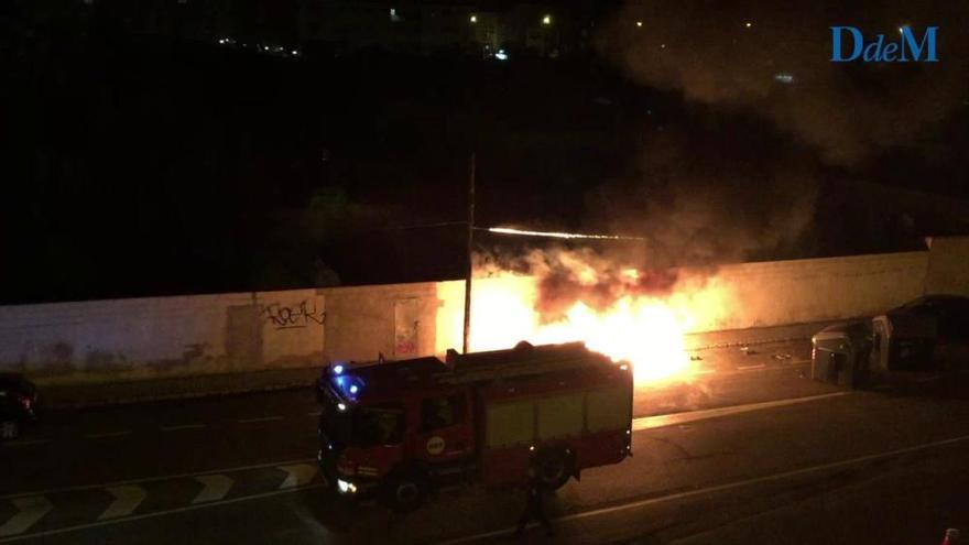 Aparatoso incendio de contenedores en Palma