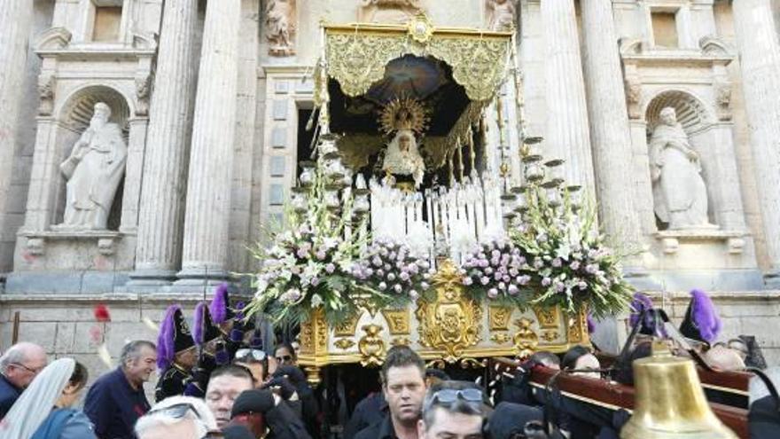 La imagen de Nuestra Señora de los Dolores, en procesión.