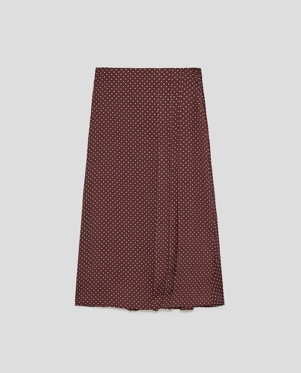 Falda de topitos de Zara. (Precio: 29, 95 euros)